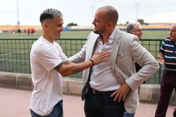 Firma del convenio entre el jugador Roque Mesa y la UD Telde (Foto TA)